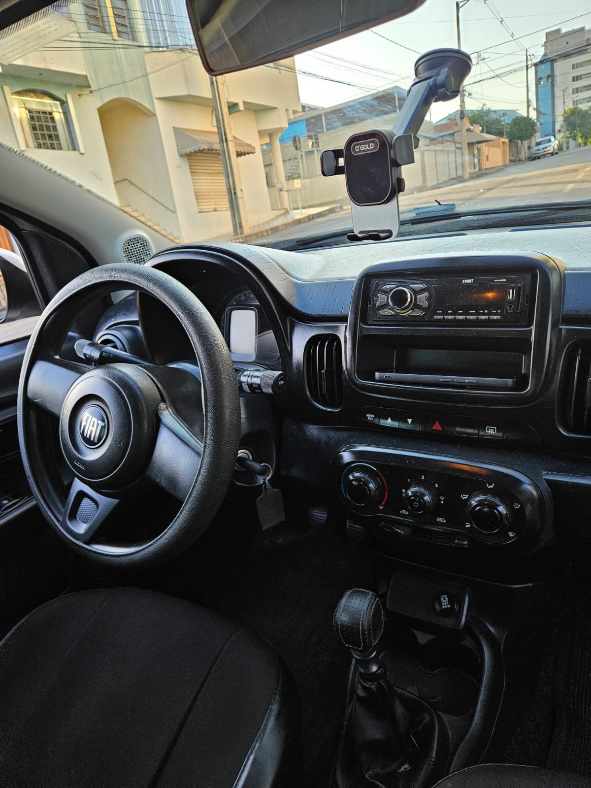 Interior do Fiat Mobi manual, volante e cambio