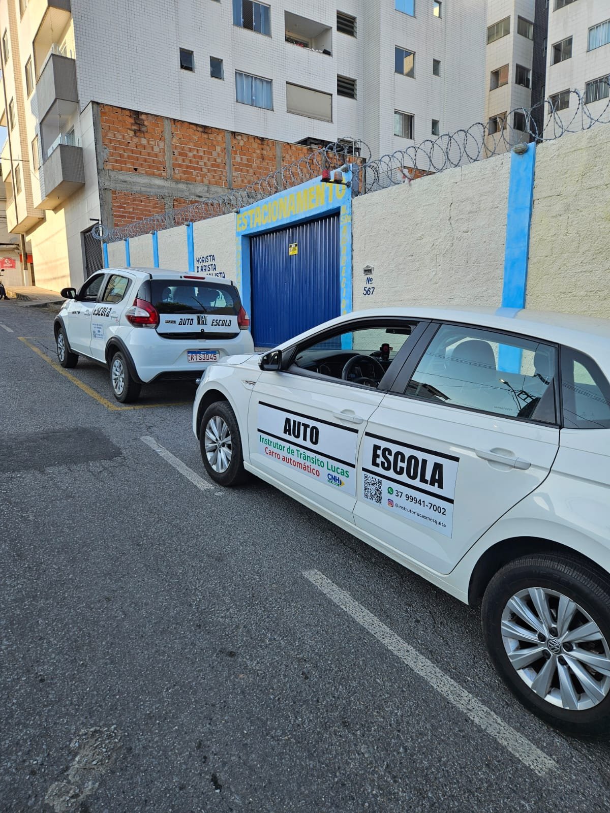 Frota de aula: Volkswagen Polo automatico e Fiat Mobi manual