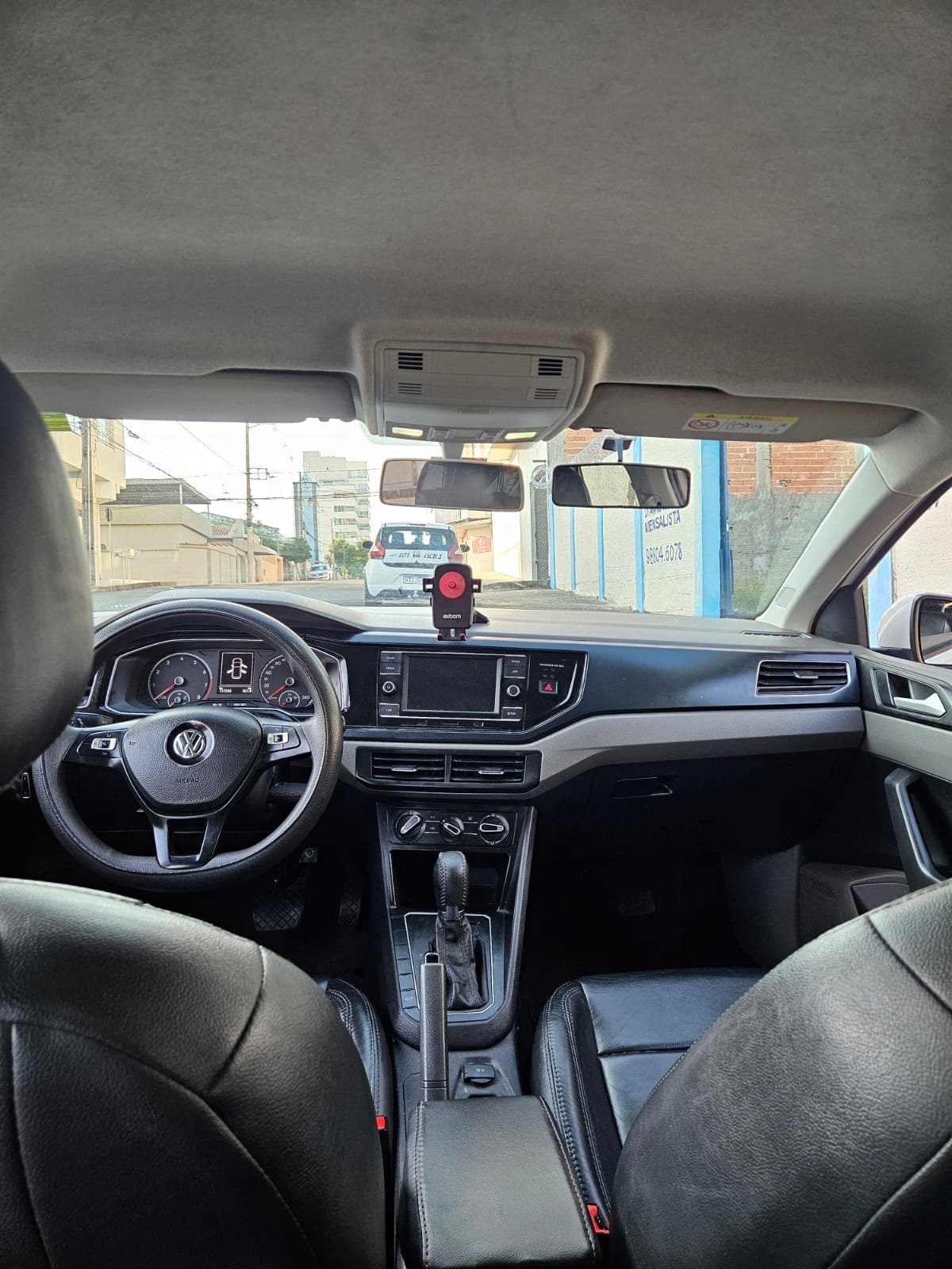 Interior do Volkswagen Polo automatico, painel e bancos em couro